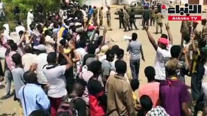 الآلاف من أنصار المعارضة يعتصمون خارج مقر القيادة العامة للجيش لليوم الخامس على التوالي