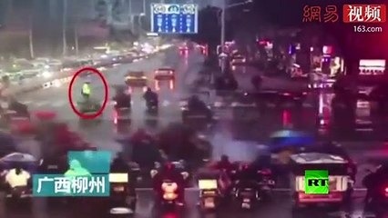 شرطي يترك مهمته ويساعد عجوزا في عبور الطريق!