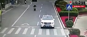 شاهد ردة فعل طفلة تجاه سائق توقف لها لتعبر الطريق