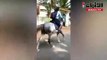 طالبة تمتطي حصانا للذهاب إلى مدرستها تثير إعجاب النشطاء