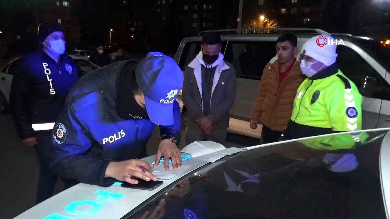 Sürücü ve yolcunun polis memuruyla ilginç diyaloğu;- “Burada yasak yok mu bu kadar insan sokakta”