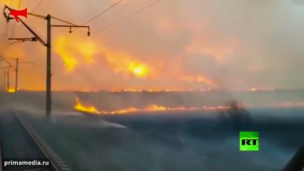 شاهد القطار يمر عبر الجدار من النار والدخان