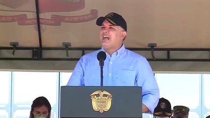 Duque falla al intentar mostrarle su lado más guerrero a los militares