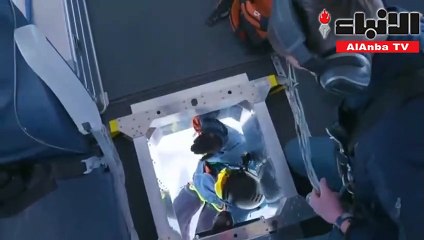 ثلاثة مغامرين نمساويين يهبطون بحبال فوق جبال الألب للتزلج على الجليد النقي