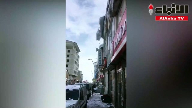 ألواح ثلجية تسقط بطريقة مدهشة على سطح متجر بتركيا