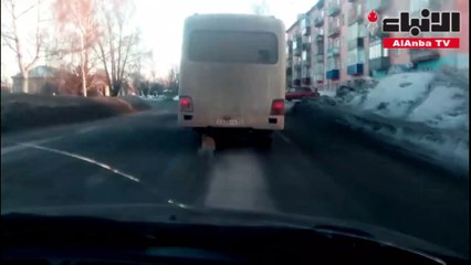 سائق يستبدل إطار باص بجذع شجرة يثير سخرية المسافرين