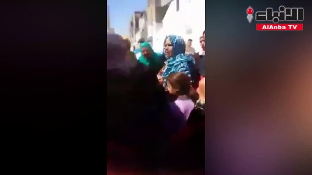 يطرد والدته العجوز من منزله ويتركها في الشارع