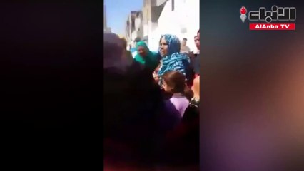 يطرد والدته العجوز من منزله ويتركها في الشارع