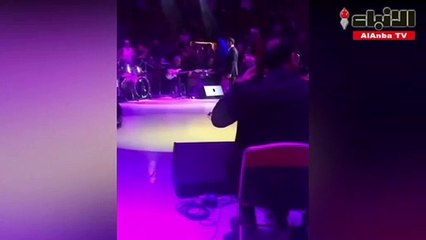 كاظم الساهر ينقذ معجبة سقطت قبل الوصول إليه