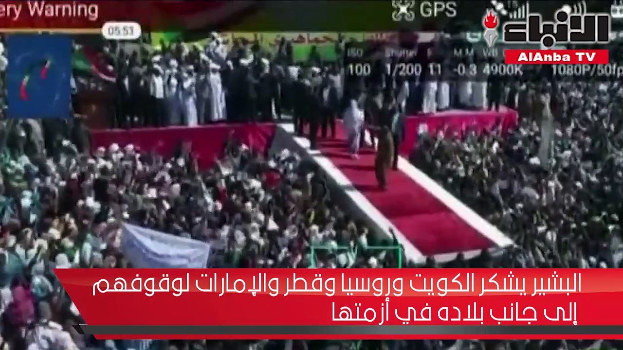 البشير يرقص وسط مؤيديه ويحييهم بخطاب حماسي