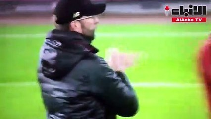 السحر بعينه.. لاعب يختفي في حضن مدربه .. والصحف البريطانية تطلب آراء القراء!