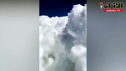 طيار يوثق مشهد مبهر لسحابة ركامية عند مغادرته مطار أبها