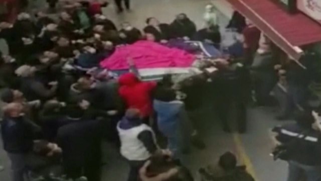 아이 넷 창 밖으로 던져 구해...이웃들은 양탄자 펼쳐 구조 / YTN