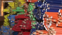 باكستانى يصنع أرجوحة من 200 ألف قلم رصاص