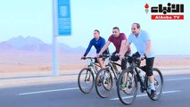 الرئيس المصري عبد الفتاح السيسي يتفقد شرم الشيخ خلال جولة بالدراجة الهوائية