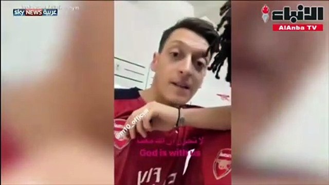 بعد استبعاد أرسنال النني وأوزيل عن اللعب مع وستهام يونايتد ..أوزيل لصديقه: لا تحزن إنّ الله معنا