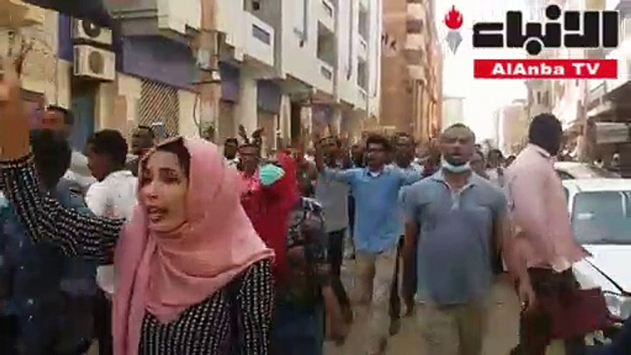السودان تجدد الاحتجاجات في عدة مدن والحكومة ترفع أجور العاملين بالدولة