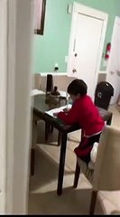 أم تضبط ابنها مع -أليكسا- بالجرم المشهود