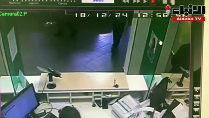 مسلح يهنئ موظفي مصرف بعيد رأس السنة على طريقته!