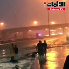 عملية انقاذ مركبة بعد غرقها في تجمع مياه الأمطار على طريق الدائري السابع