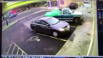 بوابة فيتو- لحظة سرقة سيارة تركها صاحبها في وضع التشغيل (فيديو)