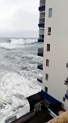 موجة هائلة تجتاح مبنى وتدمر شرفاته