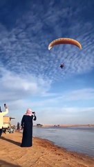 ‏سقوط طائرة شراعية قبل قليل في ‏وادي الرمة