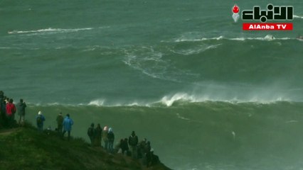 متسابقون يتحدون أعلى أمواج العالم في نزاري البرتغالية
