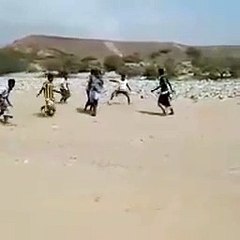 مقطع يثير الجدل لحكم مباراة يستخدم بندقية رصاص بدلا من الصافرة