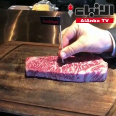 الفنان عيسى المرزوق يتناول طبقا من اللحم المطلي بالذهب