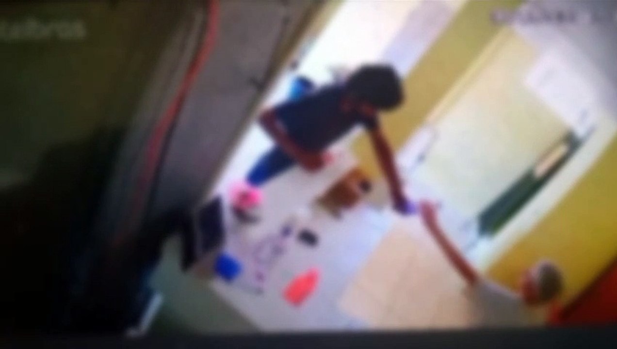 Câmera registra homem furtando celular em pastelaria no Brasmadeira