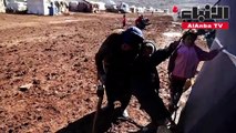 نازحون يجهدون لاصلاح خيامهم المتضررة بفعل العاصفة في إدلب