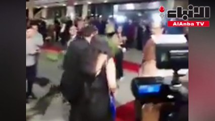 أحمد الفيشاوي يركض بزوجته من كاميرات الصحافة وينفعل عليهم أرجعوا ورا