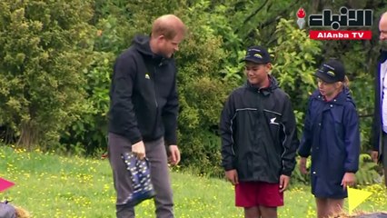 ميغن تهزم هاري في رمي الجزمات المطاطية في نيوزيلندا