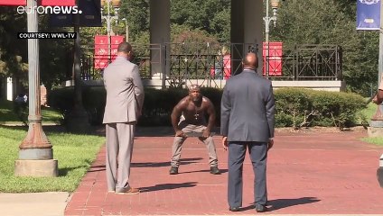 شاهد أمريكي أسود بيده ساطور يتحدى رجال الشرطة في نيو أورلينز…