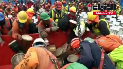 عمال بناء ينفضون عنهم غبار ضغوط العمل بسيمفونية لقرع الطبول