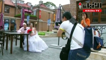 مسنون يلتقطون صورا بملابس الزفاف في عيد الحب الصيني