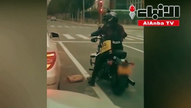 هكذا عاقبت راكبة دراجة نارية سائقة ألقت قمامة في الشارع العام