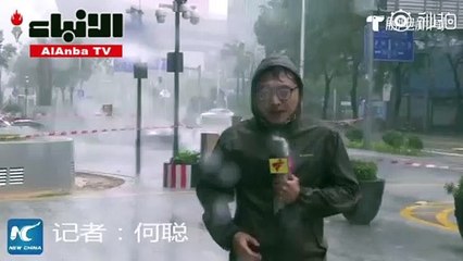 لحظة سقوط لوح زجاجي عملاق من ناطحة سحاب