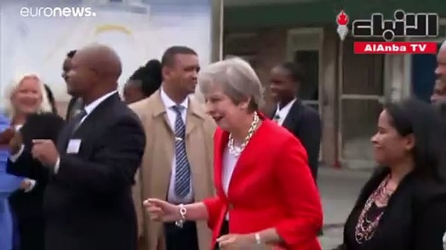 تيريزا ماي تحتفل بالعلاقة الجديدة مع القارة السمراء برقصة أفريقية