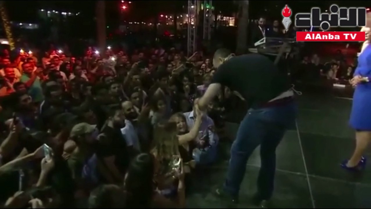 نجم لبناني يعرض الزواج على حبيبته على المسرح أثناء برنامج تلفزيوني