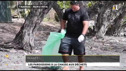 Ramassage de déchets sur deux plages de Nuku Hiva