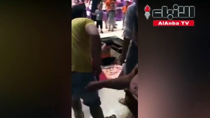 Скачать видео: انهيار أرضي مفاجئ في حفل زفاف