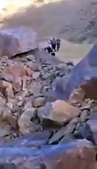 لحظة إنقاذ الدفاع المدني السعودي لمواطنين علقا بجبل وعر بواسطة هليكوبتر