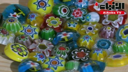 مصريات يؤسسن مشروعا قائما على تحويل الزجاجات القديمة لقطع فنية