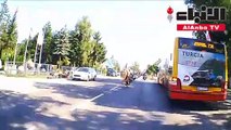 حصان هائج يهاجم سائق دراجة نارية