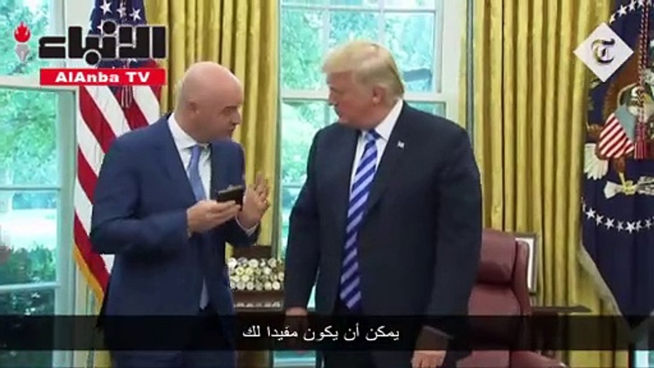 ترامب يمازح الصحافيين بإخراج البطاقة الحمراء لهم