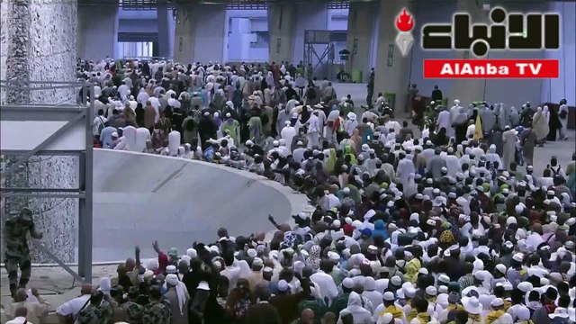 الحجاج يواصلون رمي الجمرات في منى في ثاني أيام التشريق