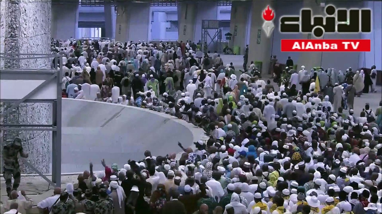 الحجاج يواصلون رمي الجمرات في منى في ثاني أيام التشريق