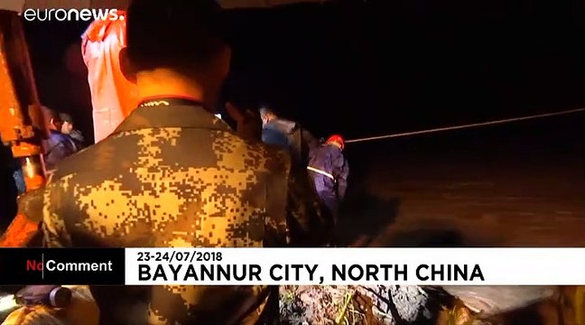 شاهد_ عملية إنقاذ رجال عالقين على برج كهربائي وسط الفيضانات _ Euronews